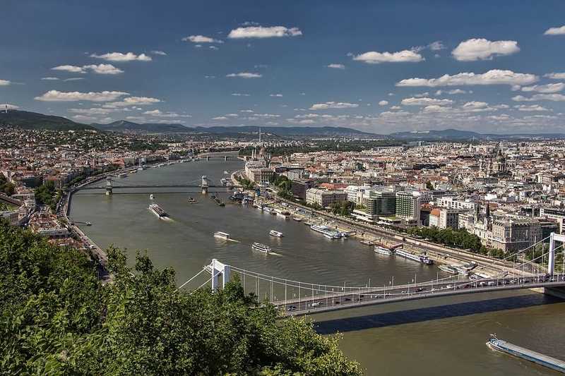 Demonstráció és futóverseny miatt forgalomkorlátozások lesznek Budapesten