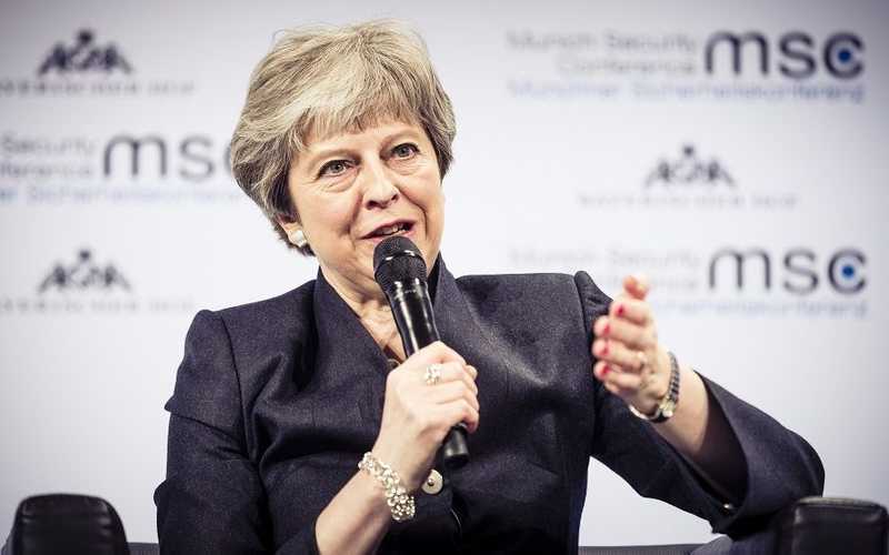 Theresa May bejelentette lemondását