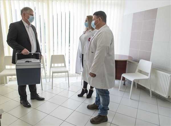 Meghalt 102 beteg, 2855-tel nőtt a fertőzöttek száma Magyarországon