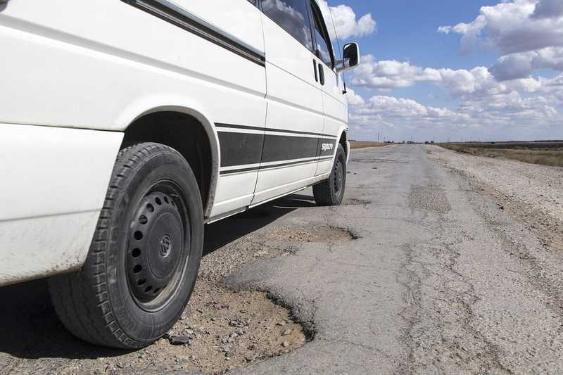 Mikrobusz hajtott egy buszmegállóba, ketten meghaltak