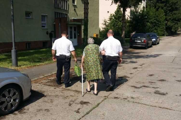 Idős nőnek segítettek a rendőrök