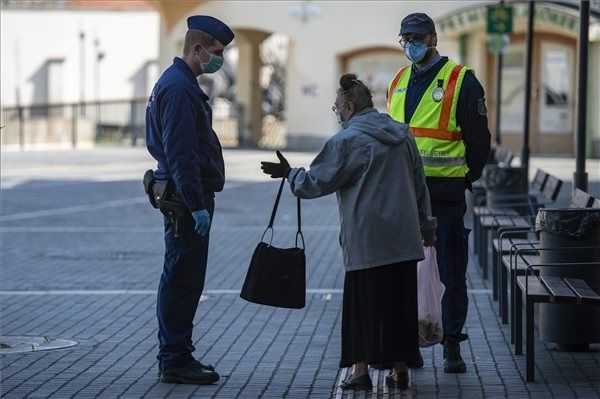 Életbe lépett a kijárási korlátozás