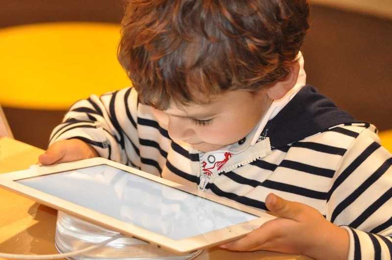 Az animált digitális könyvek elősegíthetik a gyorsabb tanulást a gyermekeknél
