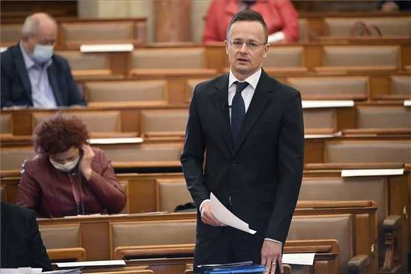 Szijjártó: 31 millió maszk és 133 ezer teszt érkezett