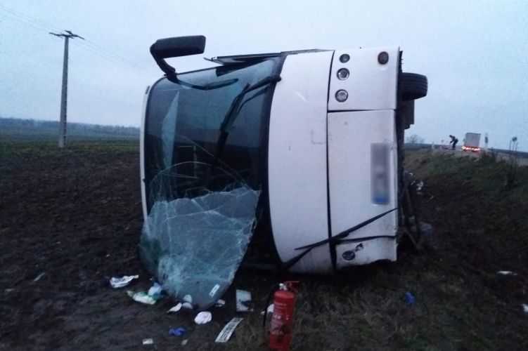 Buszbaleset történt Dunaújvárosnál, sokan megsérültek