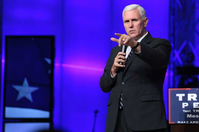 Élőben közvetítette a tévé, ahogy Mike Pence alelnök megkapja a koronavírus elleni oltást