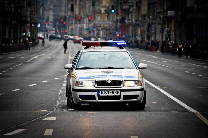 Egy nőn segítettek a rendőrök, aki hídról akart leugrani