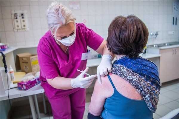Majdnem 2500 egészségügyi dolgozó kapta már meg a védőoltást