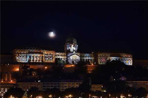 Látványos fényfestés díszíti esténként a Budavári Palotát