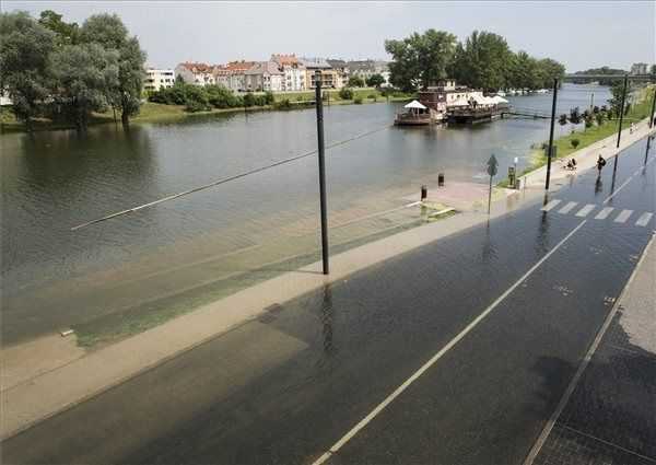 Hamarosan tetőzik a Duna a fővárosban  