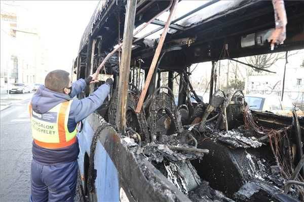 Lángokban állt egy busz Óbudán 