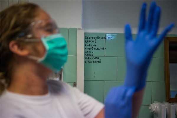 Országos tisztifőorvos: jelentősen és folyamatosan csökken az aktív fertőzöttek száma