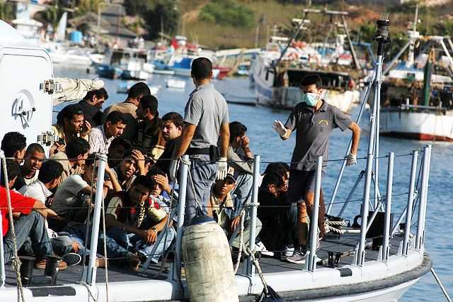 Lampedusa ismét megtelt migránsokkal, már majdnem ezren vannak a szigeten