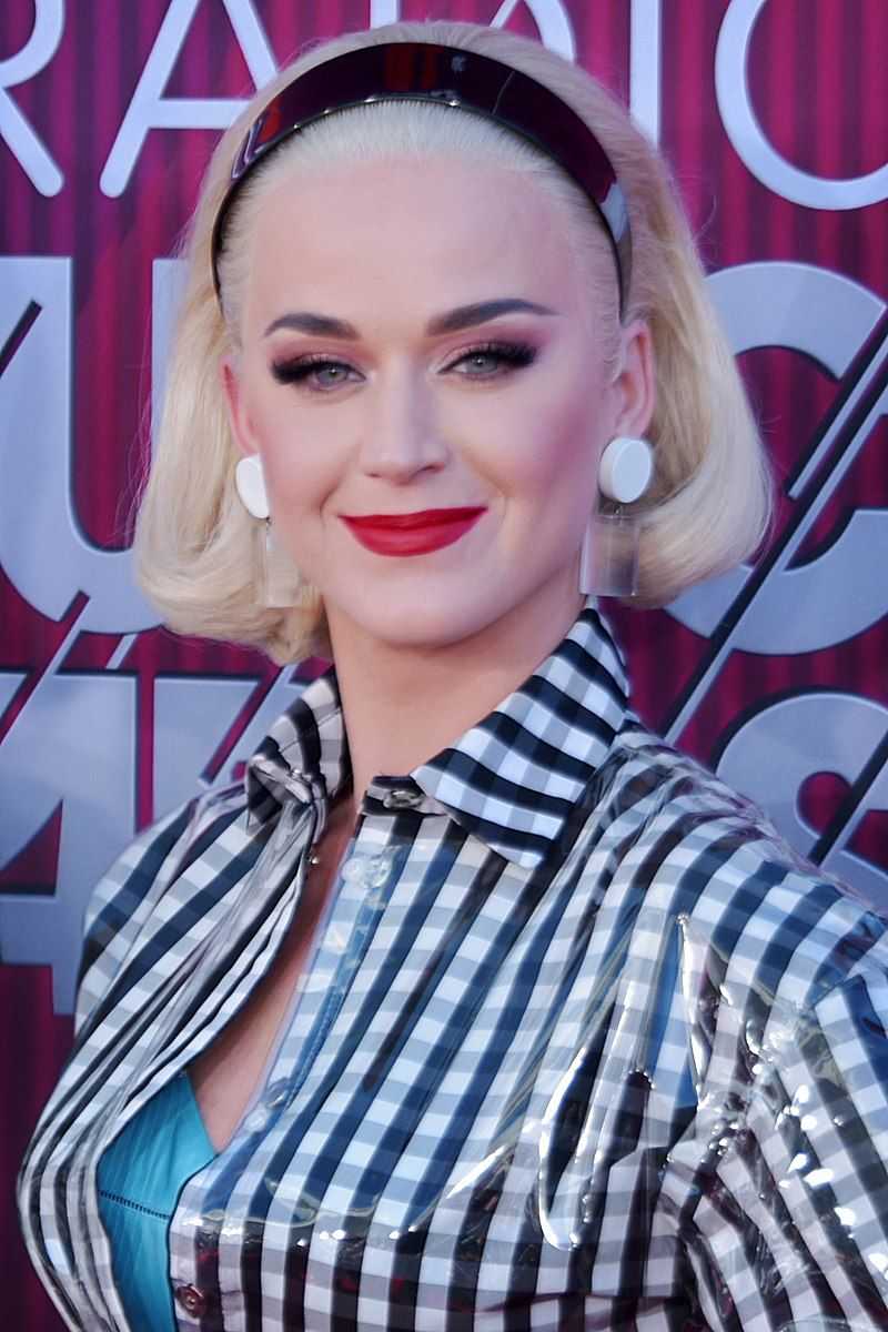 Katy Perry egy klipben tudatta a világgal az örömteli hírt, hogy babát vár