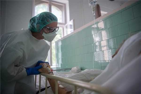 Meghalt két beteg, 4017-re nőtt a fertőzöttek száma Magyarországon