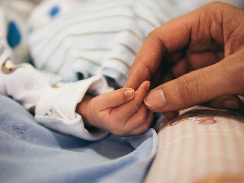 Egy agyagedényben eltemetett csecsemőt találtak Indiában, csodával határos módon a kislány életben van