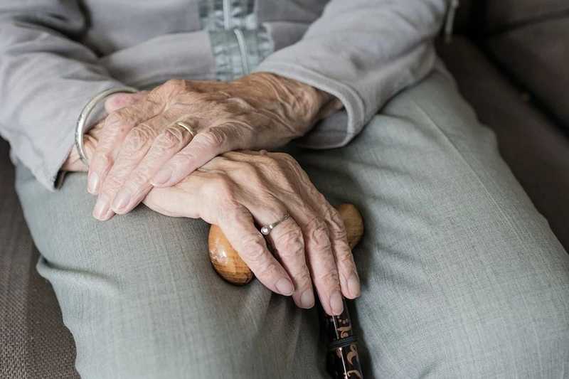 A koronavírussal összefüggő európai halálozások mintegy fele idősotthonokban történt