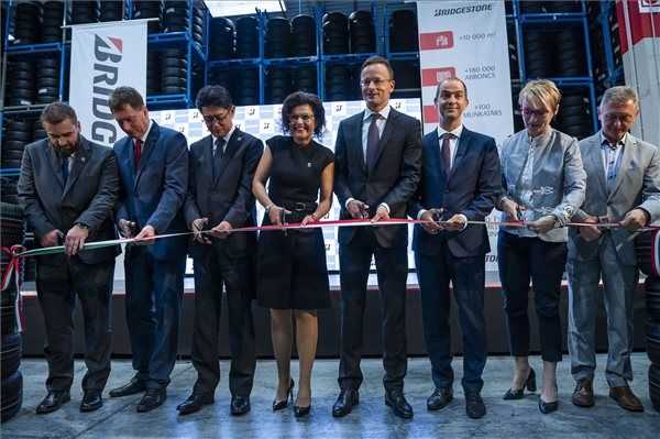Szijjártó: száz munkahelyet hozott létre a Bridgestone Tatabányán