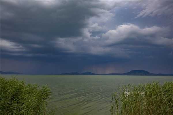 A Balaton nyugati részén tömegesen megjelentek a kékalgák a vízfelszínen