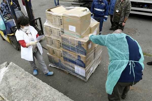 82 kórházba szállították a Kínából érkezett védőeszközöket