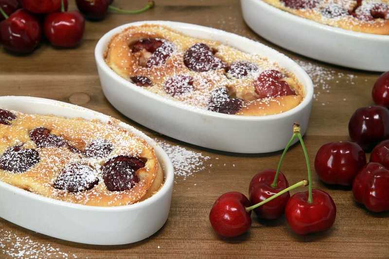 Így készül a hagyományos cseresznyés clafoutis 