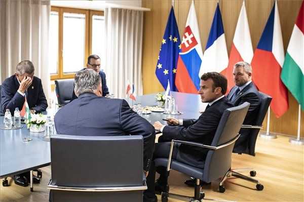 EU-csúcs: Folytatják a korábban félbeszakadt tárgyalásokat