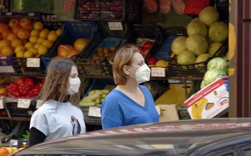 A bolti dolgozók is levehetik a maszkot, erre kijelölt helyen