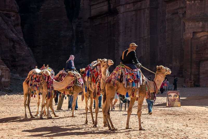 Külföldi turistákat késeltek Jordániában