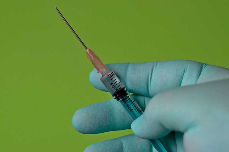 Japánban ismét „idegen anyagot” találtak egy adag Moderna vakcinában  