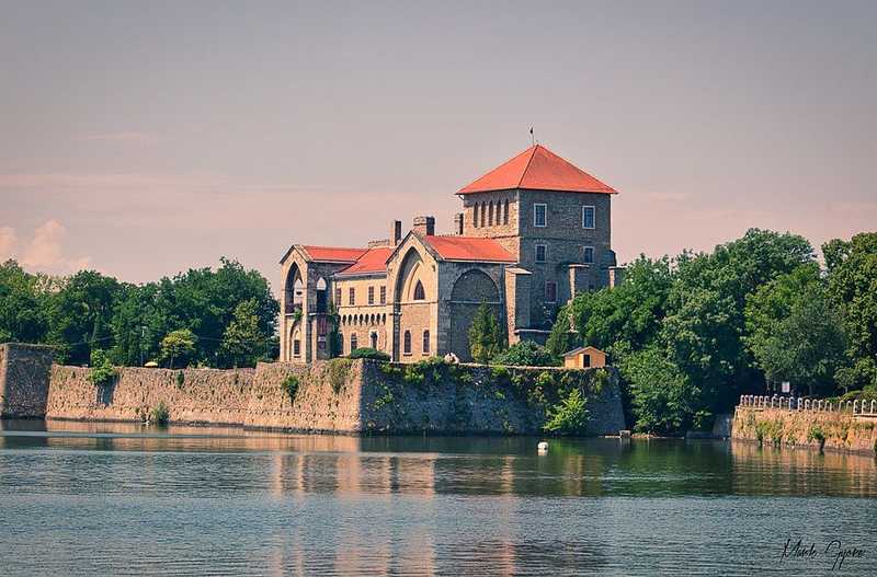 Súlyosan megsérült a tatai várfalról lezuhant fiú 