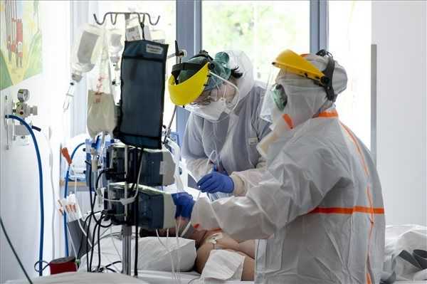 Meghalt nyolc beteg, 3284-re nőtt a fertőzöttek száma Magyarországon