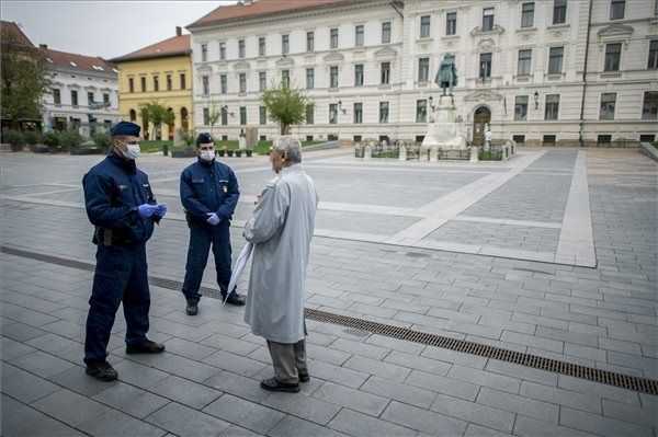 Több mint 4600 rendőri intézkedés volt a kijárási korlátozások megszegése miatt a hétvégén