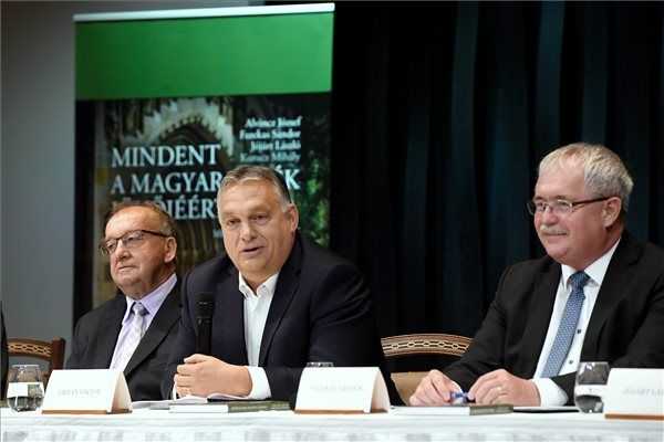 Orbán: a behurcolás ellen kell védekezni