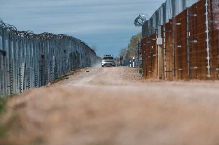 Kövekkel dobálták meg a rendőröket a magyar-szerb határnál