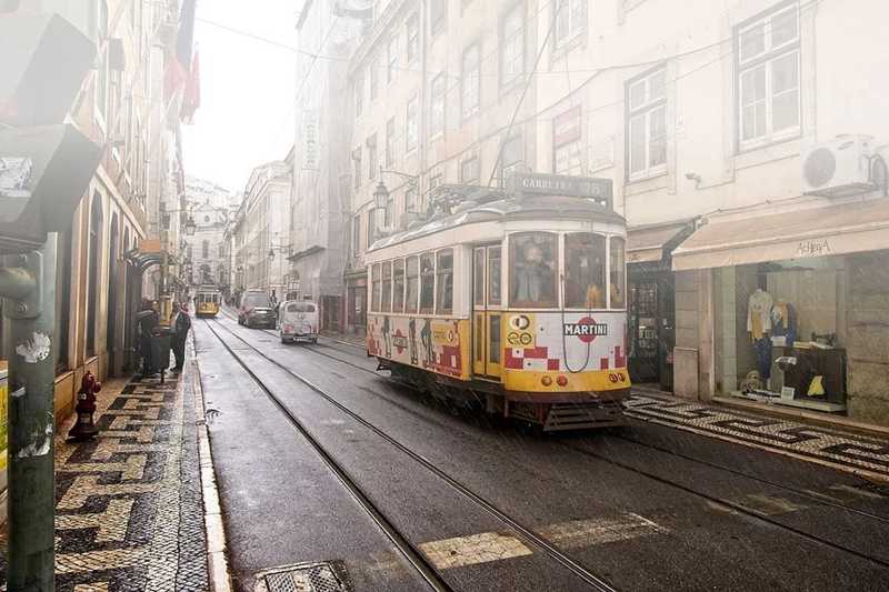 Utasok állítottak meg egy villamost, miután a vezetője rosszul lett