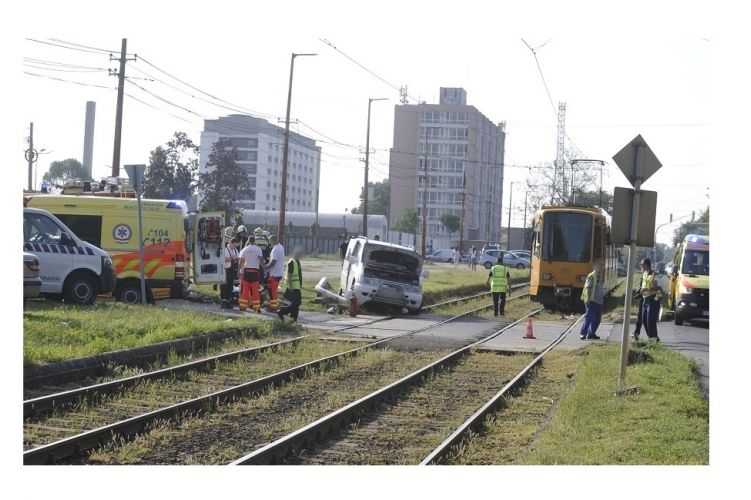 Villamos ütközött kisbusszal, többen megsérültek