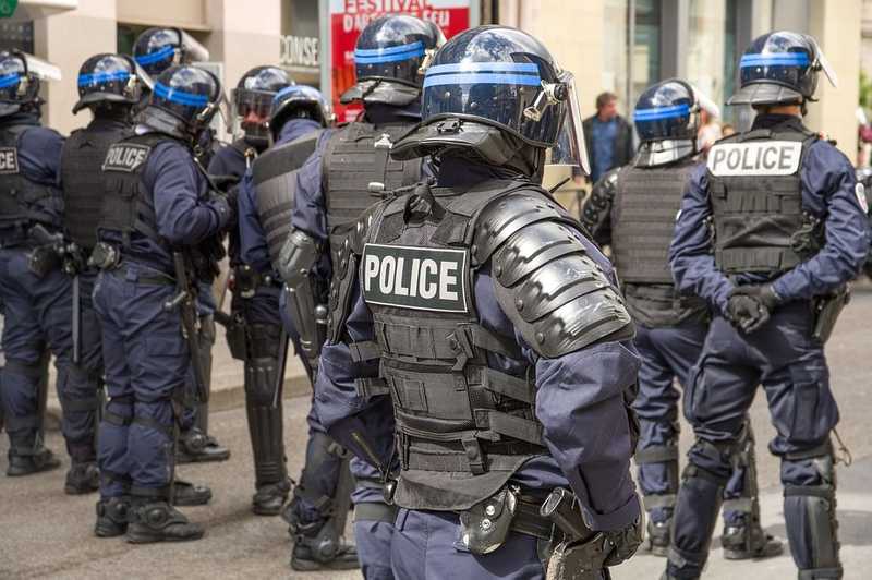 Feltételezett iszlamista szélsőségesek otthonaiban razziázik a francia rendőrség