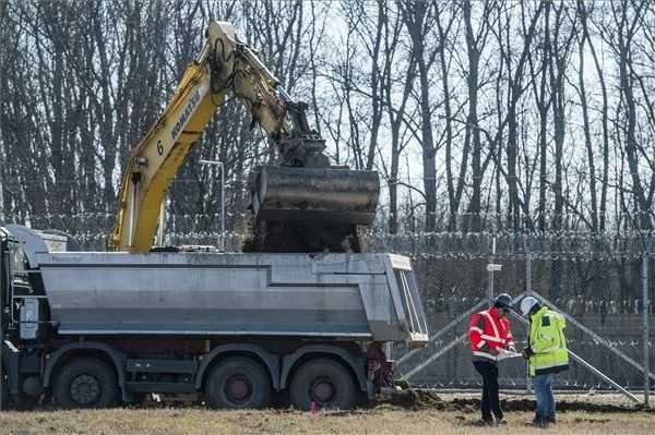 Jó ütemben halad a kiskunhalasi konténerkórház építése