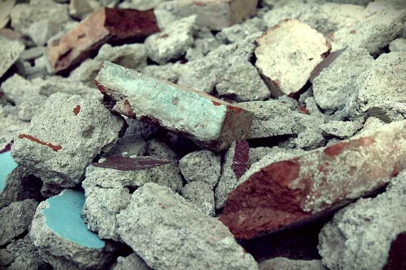 Két gyermek holttestét találták meg az összeomlott floridai épület romjai között 