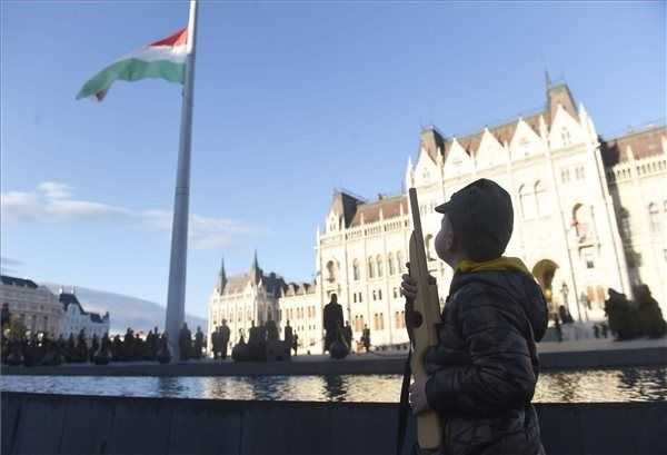 Felvonták, majd félárbócra engedték a nemzeti lobogót a Parlament előtt