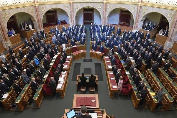 Megzavarták Orbán Viktor parlamenti felszólalását