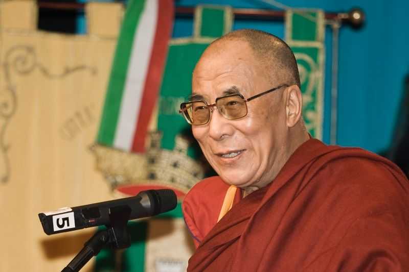 Kórházba szállították a Dalai Lámát