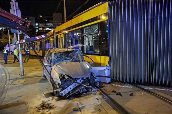 Villamossal ütközött egy autó Budapesten