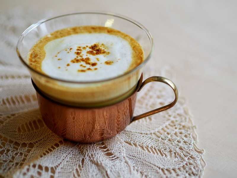 Látványos, fűszeres ital a téli reggelekre: ezért egészséges az „arany latte” 
