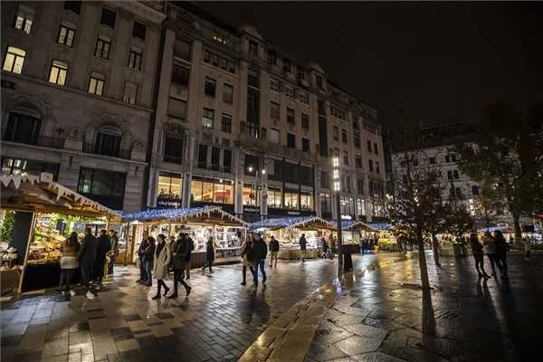 A megújult Vörösmarty téren várja az érdeklődőket a Budapesti Téli Fesztivál és Vásár