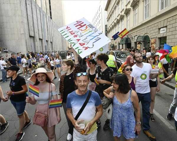 A szervezők békésnek ítélték, az ellentüntetők betiltanák a Pride-ot