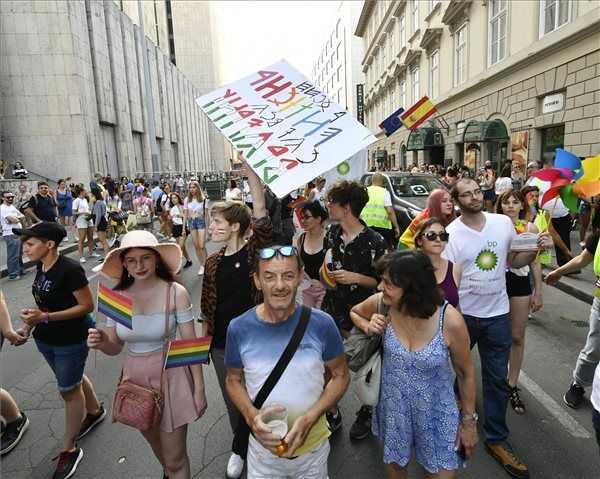 A szervezők békésnek ítélték, az ellentüntetők betiltanák a Pride-ot