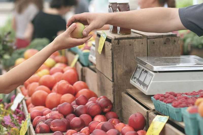 Nem tanácsos szagolni, „tapogatni” a megvásárolandó zöldségeket, gyümölcsöket