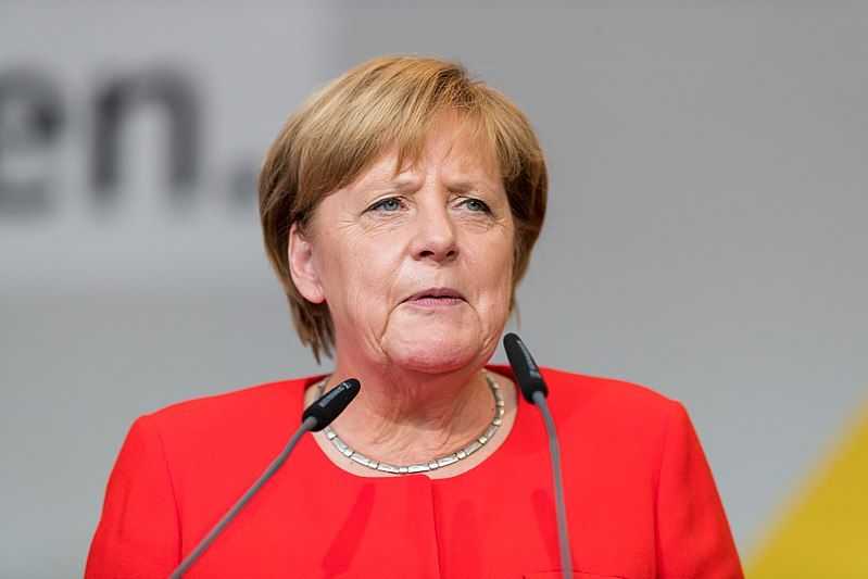 Angela Merkel látszólag nem aggódik remegése miatt