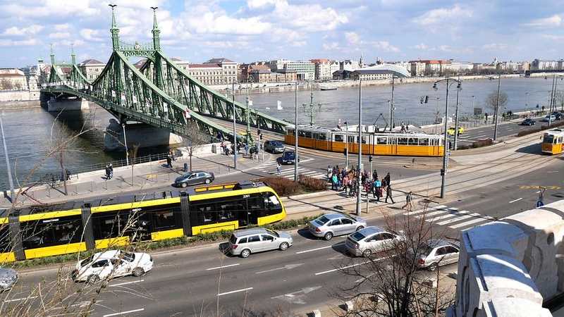 Tizenegy éves gyermeket gázolt a villamos Budapesten 